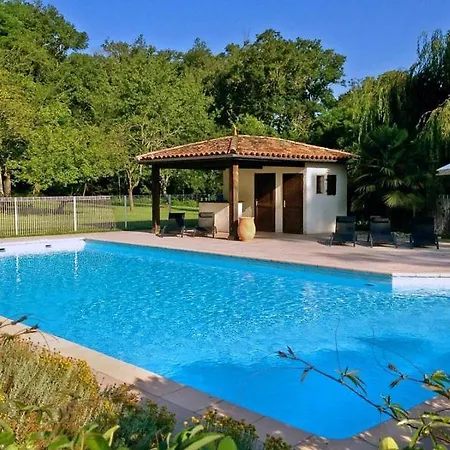 Chateau Sleeps 18 Pool Wifi Country house